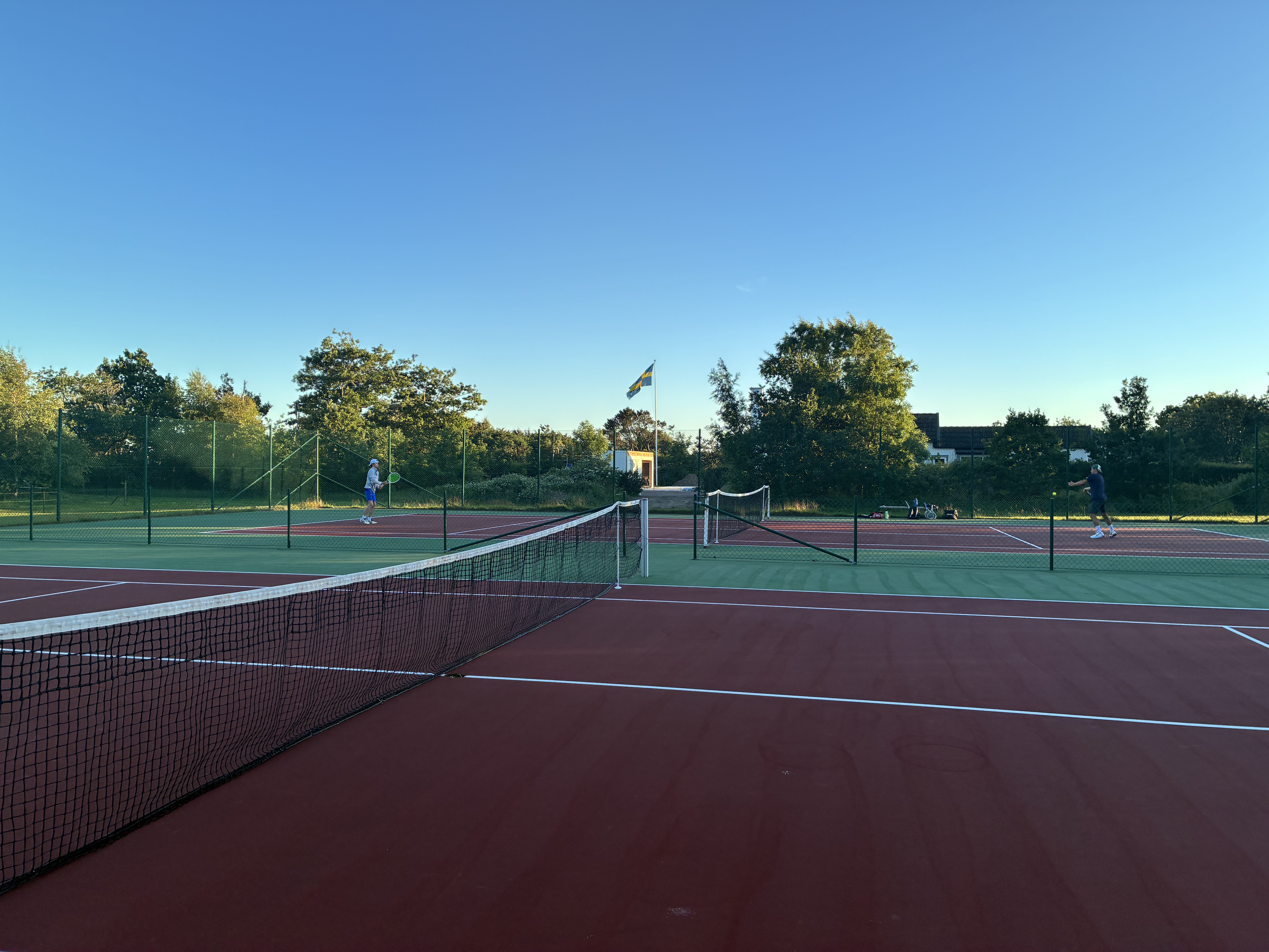 Tennisbana i Torekov vid solnedgång